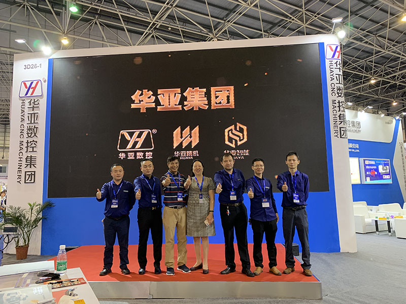 華亞數(shù)控DME中國(guó)(東莞)機(jī)床展現(xiàn)場(chǎng) (4).jpg